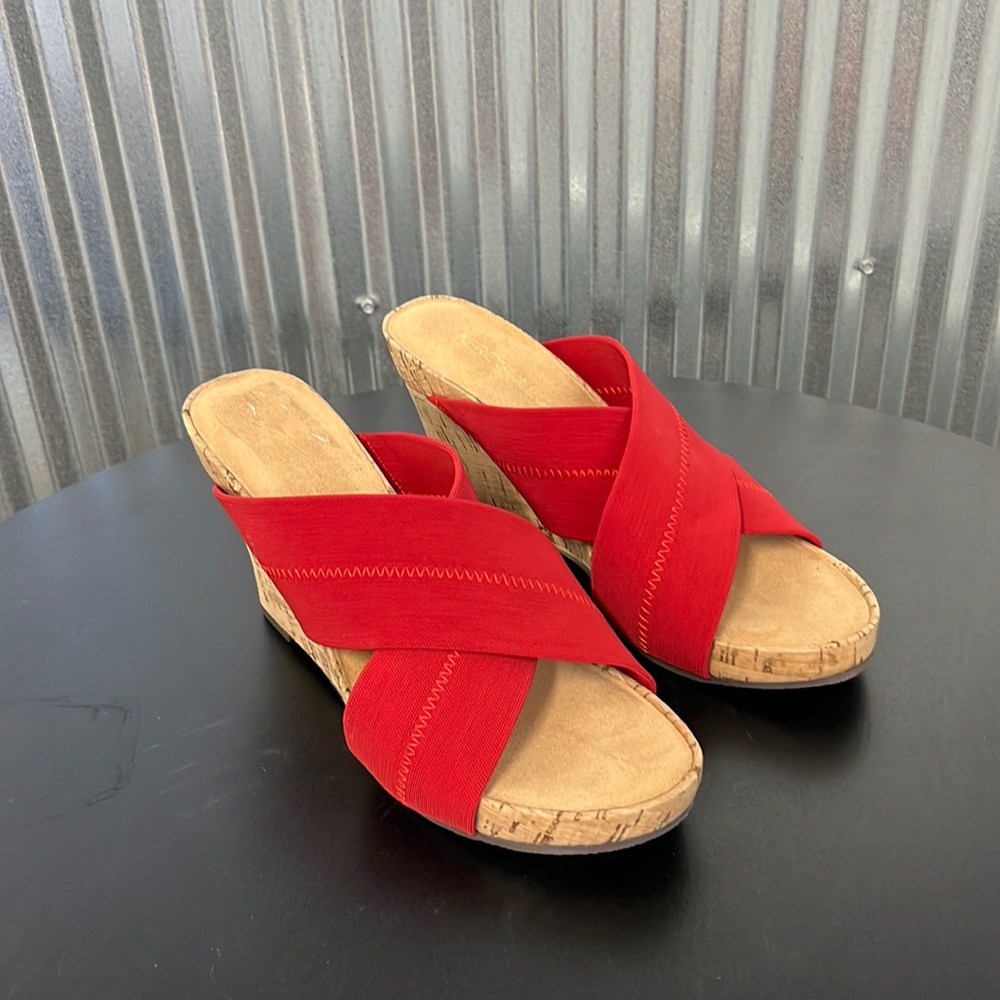 Aerosoles Sandal with memory foam comfort.